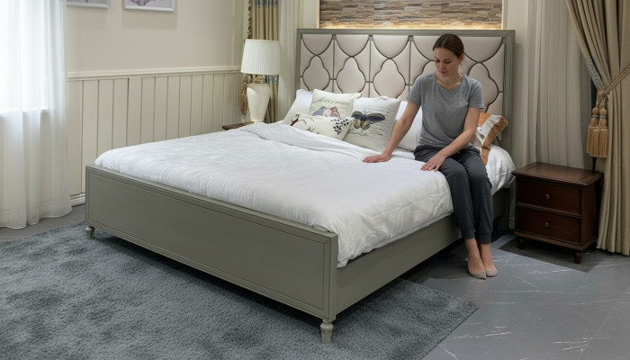 Lit double Premium dans un design classique avec un intérieur en cuir beige.