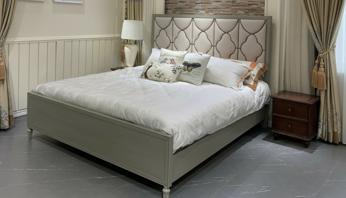 Lit double Premium dans un design classique avec un intérieur en cuir beige.