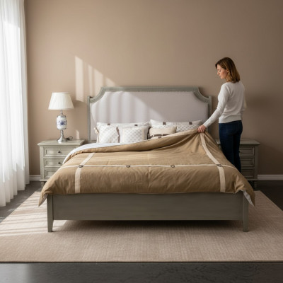 Lit double premium au design classique en gris avec intérieur en cuir blanc.
