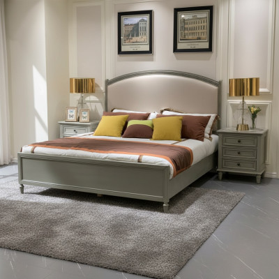 Lit double premium de style classique en gris avec intérieur en cuir beige.