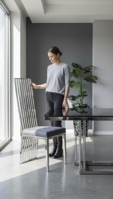Chaise de salle à manger grise chaise de luxe en métal avec chaises en textile style moderne.