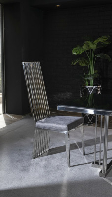 Chaise de salle à manger grise chaise de luxe en métal avec chaises en textile style moderne.