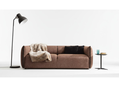 Canapé moderne 4 places en tissu marron de luxe nouvellement rembourré.