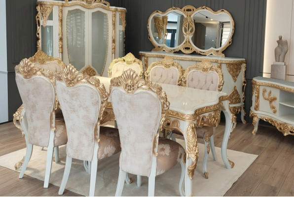 Chaise classique r avec des sculptures dorées ouvragées
