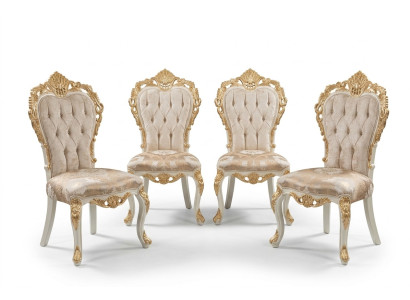 Chaise classique r avec des sculptures dorées ouvragées