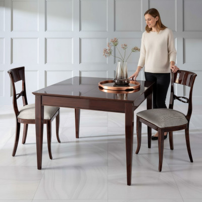 Table à manger élégante avec chaises de couleur marron foncé avec une surface brillante