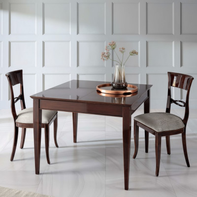 Table à manger élégante avec chaises de couleur marron foncé avec une surface brillante