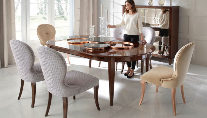 Table à manger moderne en bois avec des chaises pour la salle à manger