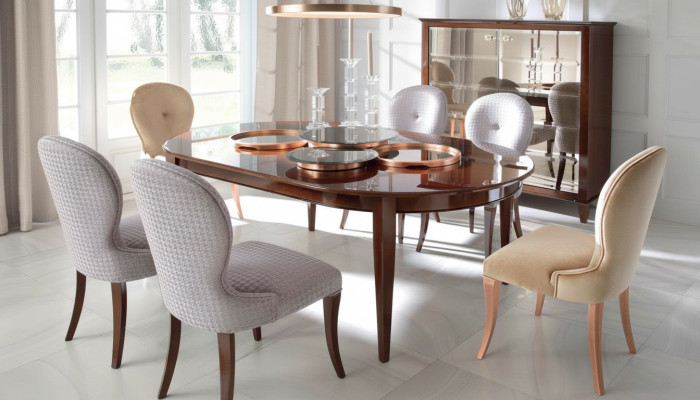 Table à manger moderne en bois avec des chaises pour la salle à manger