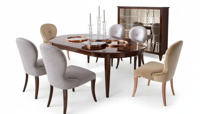 Table à manger moderne en bois avec des chaises pour la salle à manger