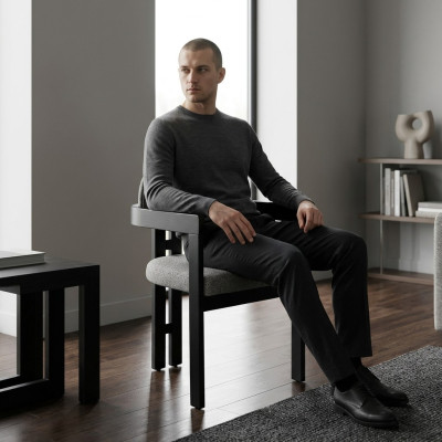 Une chaise ultra-moderne avec une forme inhabituelle et des pieds intéressants, avec un dossier confortable en noir-gris pour la salle à manger