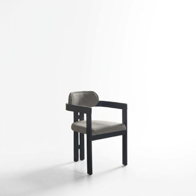 Une chaise ultra-moderne avec une forme inhabituelle et des pieds intéressants, avec un dossier confortable en noir-gris pour la salle à manger