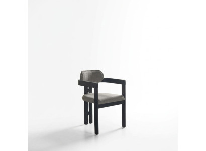 Une chaise ultra-moderne avec une forme inhabituelle et des pieds intéressants, avec un dossier confortable en noir-gris pour la salle à manger
