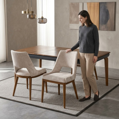 Une chaise laconique et moderne avec de hauts pieds en bois et un revêtement d'une agréable couleur crème claire pour la salle à manger.