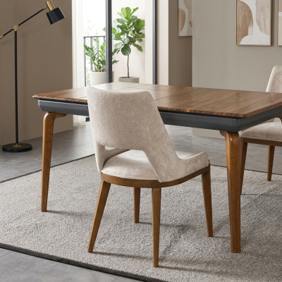Une chaise laconique et moderne avec de hauts pieds en bois et un revêtement d'une agréable couleur crème claire pour la salle à manger.