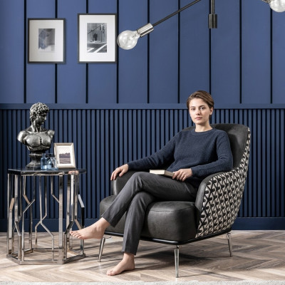 Fauteuil à ailes en simili cuir, salle de séjour en polyester noir.