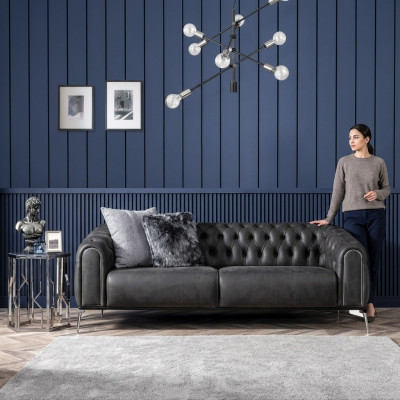 Canapé droit de style Chesterfield noir pour quatre personnes pour le salon