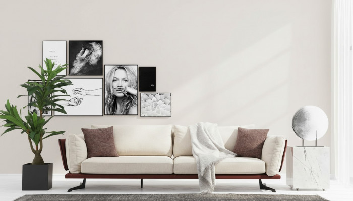 Canapé trois places en tissu beige design moderne pour salon de luxe.