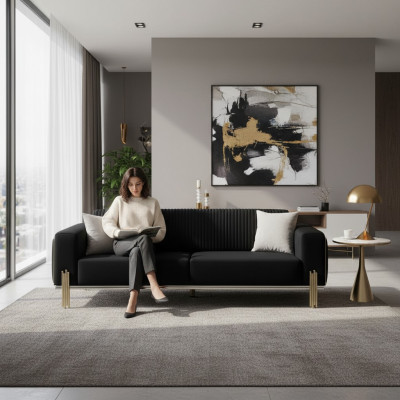 Moderne canapé trois places noir avec un revêtement en acier inoxydable.