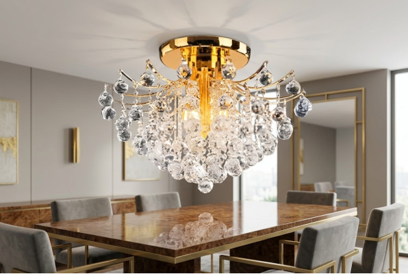 Lustre décoratif doré de luxe avec cristaux.