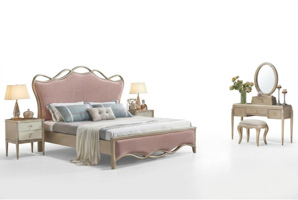Lit double élégant dans une couleur rose époustouflante avec deux tables de chevet.