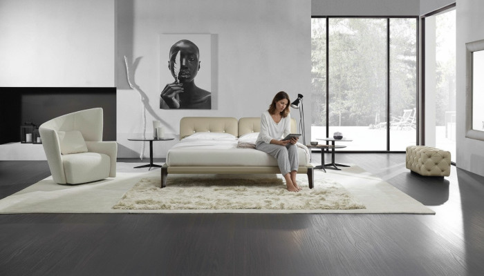 Chambre à coucher moderne avec lit double, lit beige en bois design Prianera.