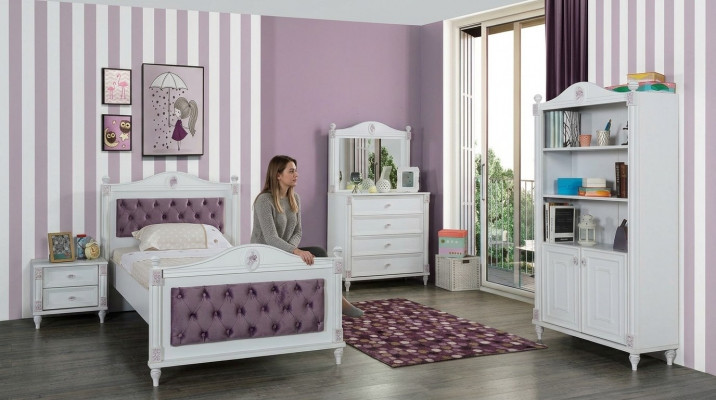 Conception de la chambre de jeunesse ensemble lit tables de chevet commode complète 4 pièces.