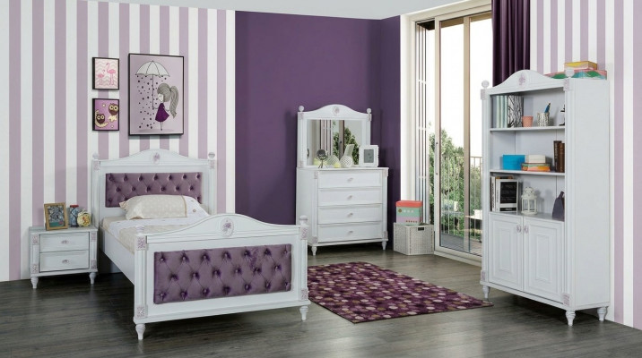 Conception de la chambre de jeunesse ensemble lit tables de chevet commode complète 4 pièces.