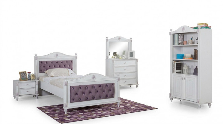 Conception de la chambre de jeunesse ensemble lit tables de chevet commode complète 4 pièces.