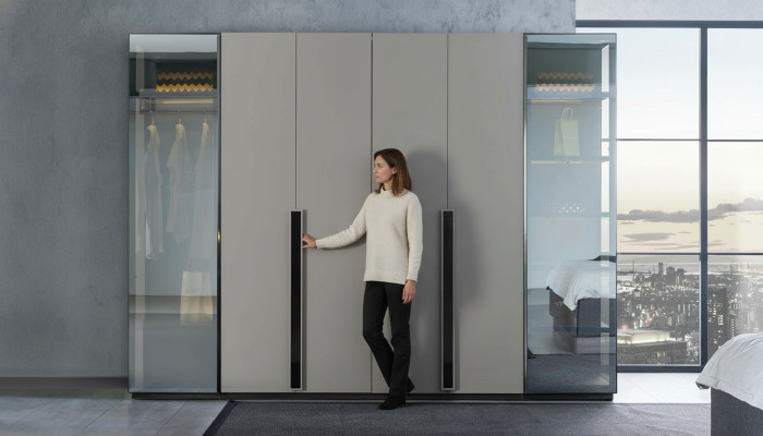 Armoire de chambre élégante avec des façades transparentes en verre
