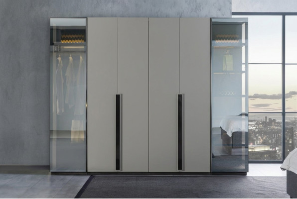 Armoire de chambre élégante avec des façades transparentes en verre