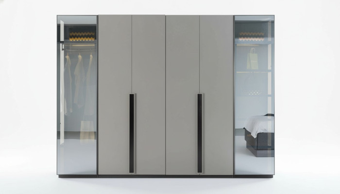 Armoire de chambre élégante avec des façades transparentes en verre