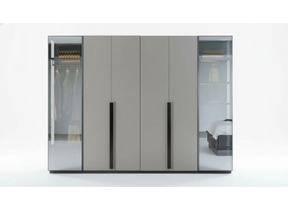 Armoire de chambre élégante avec des façades transparentes en verre