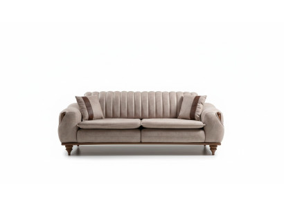 Canapé Chesterfield trois places beige en tissu d'ameublement.