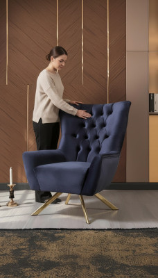 Luxueux fauteuil Chesterfield bleu avec revêtement en velours pour le salon