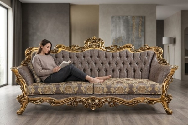 Canapé Chesterfield classique à trois places avec cadre doré.