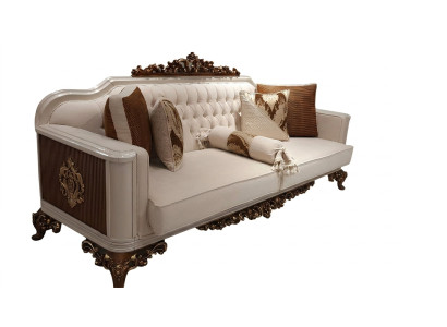 Canapé baroque Chesterfield trois places en tissu or.