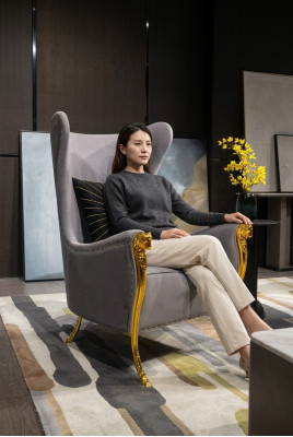 Fauteuil luxueux avec des éléments décoratifs et des pieds plaqués or