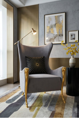 Fauteuil luxueux avec des éléments décoratifs et des pieds plaqués or