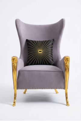 Fauteuil luxueux avec des éléments décoratifs et des pieds plaqués or