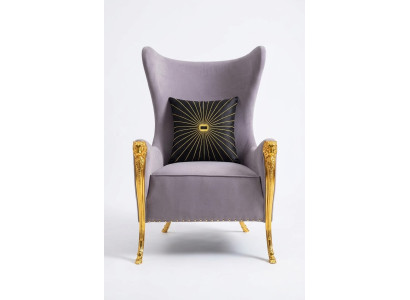 Fauteuil luxueux avec des éléments décoratifs et des pieds plaqués or