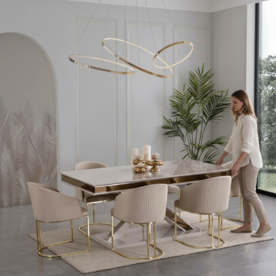 Set de salle à manger avec table à manger et 4 chaises avec accoudoirs.