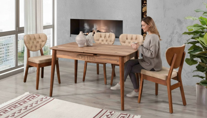 Ensemble de salle à manger de luxe Beige avec 4 chaises Chesterfield neuves.