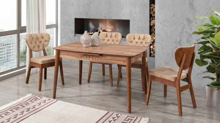 Ensemble de salle à manger de luxe Beige avec 4 chaises Chesterfield neuves.