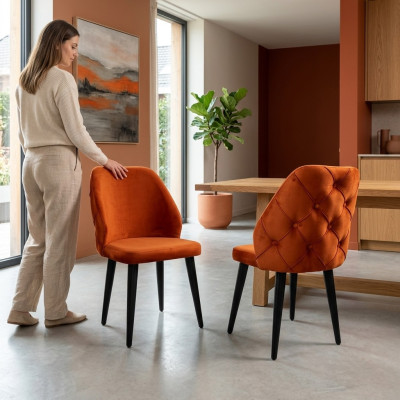Chaise rembourrée en bois Chesterfield orange sur pieds noirs dans la salle à manger