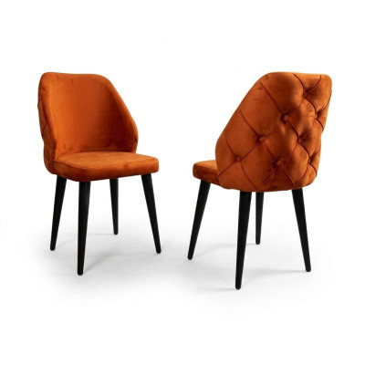 Chaise rembourrée en bois Chesterfield orange sur pieds noirs dans la salle à manger