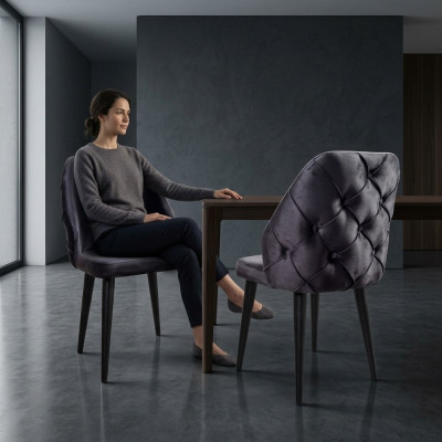 Chaise rembourrée en bois gris Chesterfield sur pieds noirs pour salle à manger.