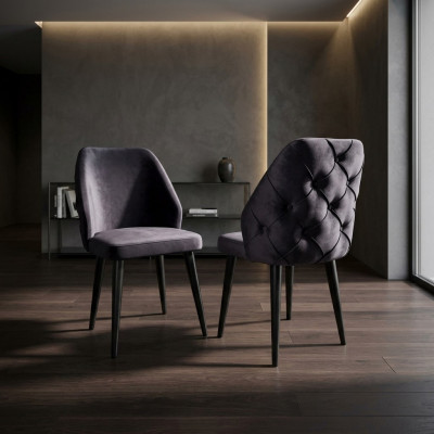 Chaise rembourrée en bois gris Chesterfield sur pieds noirs pour salle à manger.