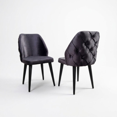 Chaise rembourrée en bois gris Chesterfield sur pieds noirs pour salle à manger.