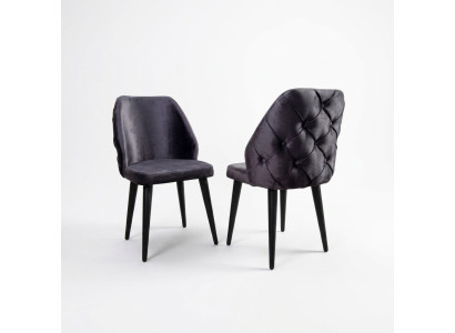 Chaise rembourrée en bois gris Chesterfield sur pieds noirs pour salle à manger.